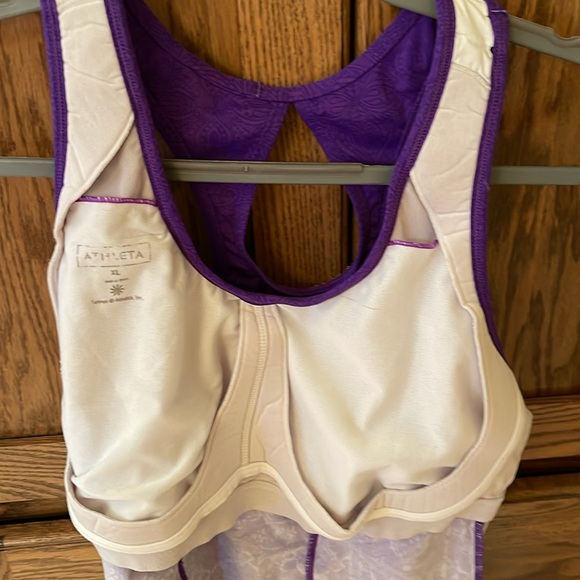Athleta Key Hole Built In Bra Athletic Top EUC XL - Picture 11 of 13